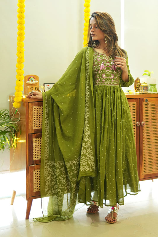 Elegant Green Embroidered Rayon Kurta Pant Set with Malmal Dupatta